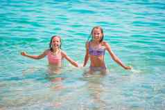快乐孩子们溅波夏天假期热带海滩女孩玩海