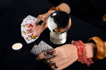 《财富》杂志出纳员女巫手卡片蜡烛魔法球万圣节魔法技巧概念这黑桃卡