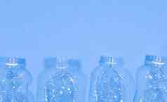 塑料瓶孤立的蓝色的背景无缝的模式回收浪费管理概念塑料宠物瓶复制空间