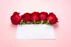 聚会，派对婚礼邀请红色的玫瑰花安排空白卡光粉红色的背景
