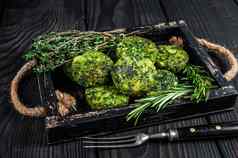 素食者素食蔬菜沙拉三明治帕蒂草本植物木托盘黑色的背景前视图