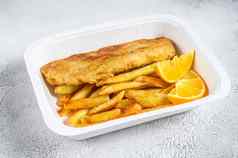 外卖盒子鱼芯片菜法国薯条白色背景前视图