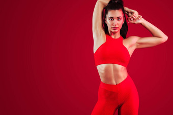 强大的运动女人舞<strong>者</strong>摆姿势红色的背景穿运动服装健身体育运动动机复制空间