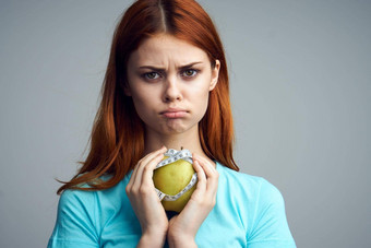 女人苹果手饮食健康维生素