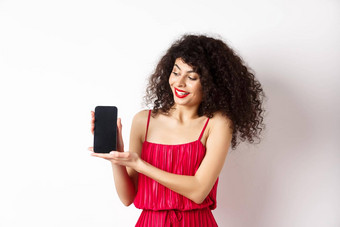 美女人化妆卷曲的头发显示空智能手机屏幕演示应用程序站白色背景