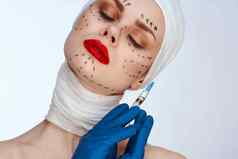 美丽的女人复兴面部注射化妆品程序孤立的背景
