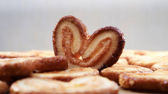 新鲜的泡芙糕点棕榈饼干形状心经典法国糕点猪耳朵大象耳朵饼干法国心
