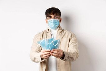 健康科维德检疫概念图像年轻的的家伙将医疗面具预防措施帮助流感大流行站白色背景