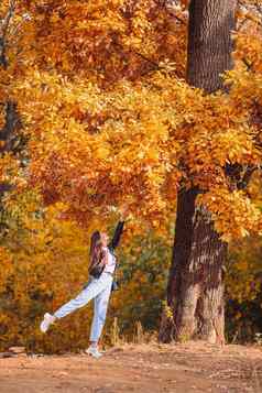 秋天概念美丽的女人秋天公园秋天树叶