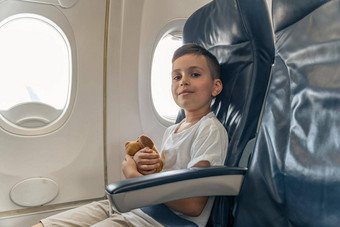 微笑男孩飞机坐着窗口座位