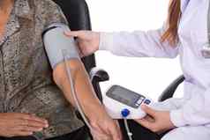 女医生测量血压力高级女人