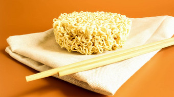 生即时面条毛巾筷子黄色的背景意大利面准备对于沸腾水等待分钟复制空间