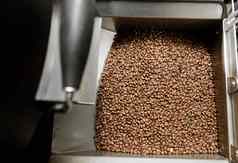 咖啡处理roastery烤机新鲜的豆子