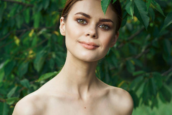 微笑女人皮肤护理只肩膀绿色叶子自然生活方式
