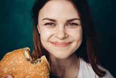 女人吃汉堡快食物零食特写镜头