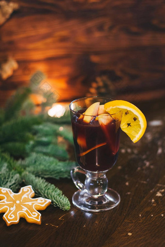 红色的热喝起泡酒香料肉桂茴香水果棕色（的）糖木表格一年圣诞节假期概念加香料的热酒起泡酒