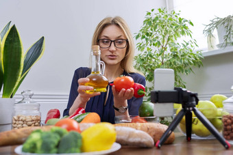 女人<strong>营养</strong>学家记录视频健康的食物<strong>营养</strong>