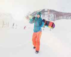 女孩滑雪板滑雪度假胜地
