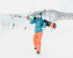 女人滑雪板滑雪度假胜地