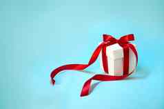 圣诞节礼物的白色盒子红色的丝带光蓝色的背景一年假期作文复制空间