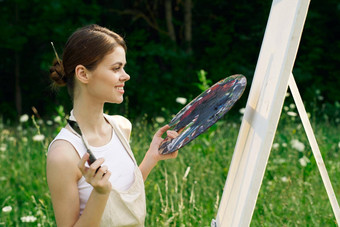 快乐的女人油漆图片调色板自然景观