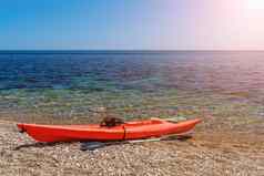 红色的皮艇孤立的岩石海滩背景海概念活跃的生活和谐自然