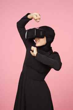 女人黑色的戴眼镜虚拟现实技术电影看