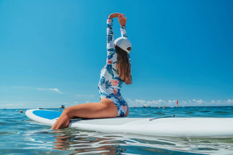 站桨董事会年轻的女人航行美丽的平静海水晶清晰的水概念夏天<strong>假期假期</strong>旅行放松活跃的健康的<strong>生活</strong>和谐自然