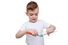 男孩白色t恤挤压牙膏刷健康护理卫生童年概念龋齿预防