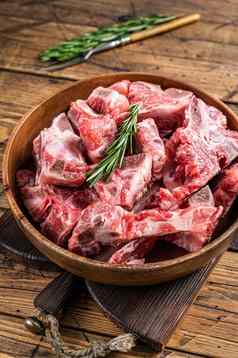 新鲜的生肉骨丁菜炖牛肉木板木背景前视图