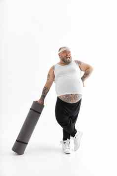 快乐脂肪男人。大肚子tattos体育穿锻炼席