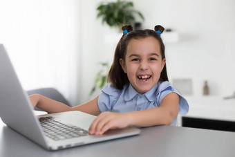高高兴兴地可爱的女孩孩子们兴奋电脑<strong>学习</strong>家庭作业孩子享受电子<strong>学习</strong>假期首页