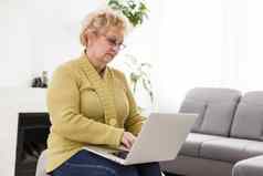 女人工作移动PC电脑首页奶奶笔记本搜索互联网网站