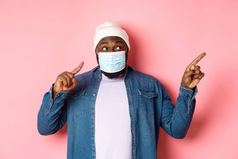 科维德生活方式封锁概念逗乐黑色的男人。医疗面具指出复制空间站粉红色的背景