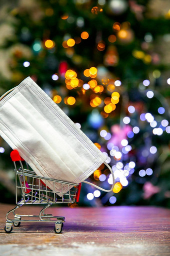 保护安全面具铁购物篮子圣诞节树科维德冠状病毒假期概念复制空间散景灯背景