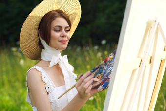 女人白色衣服艺术家油漆自然调色板有创意的