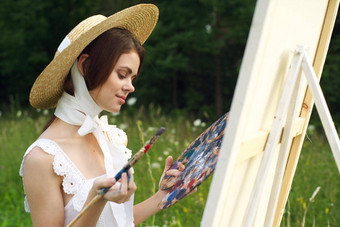 女人调色板油漆绘画图片在户外特写镜头
