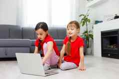 女孩坐着前面移动PC笑特写镜头积极的情绪娱乐互联网孩子们