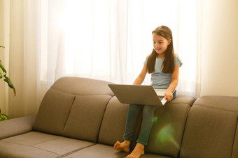 远程教训孩子微笑幸福的知识远程女孩研究在线学习首页移动PC在线学校