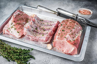 生猪肉削减腰部肉备用肋骨胸肉烘焙盘白色背景前视图