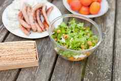 新鲜的健康的沙拉橄榄羊俗气木表格烤薯片香肠野餐时间