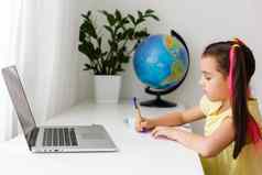 很酷的在线学校孩子研究在线首页移动PC快乐的年轻的女孩移动PC电脑研究在线电子学习系统距离远程学习