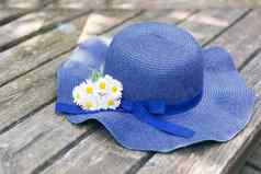 蓝色的他说谎木板凳上小雏菊花束花束草地野生花浪漫的照片可爱的夏天时间假期概念