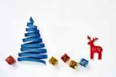 圣诞节树使蓝色的丝带装饰白色背景复制空间