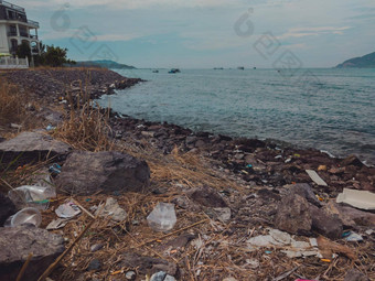 很多垃圾<strong>分散</strong>地面浪费海海滩问题环境灾难污染地球生态未经授权的转储垃圾在户外