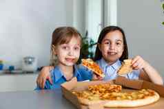 快乐孩子女孩朋友吃披萨片