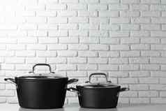 黑色的厨房用具表格白色砖墙