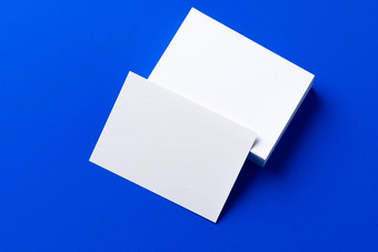 空白白色的名片经典蓝色的背景
