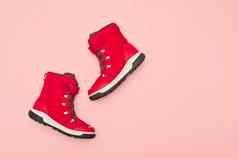孩子们十几岁的粉红色的冬天靴子孤立的粉红色的背景冬天靴子女孩