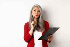 时尚的亚洲办公室夫人红色的夹克写作报告剪贴板深思熟虑的工作站白色背景
